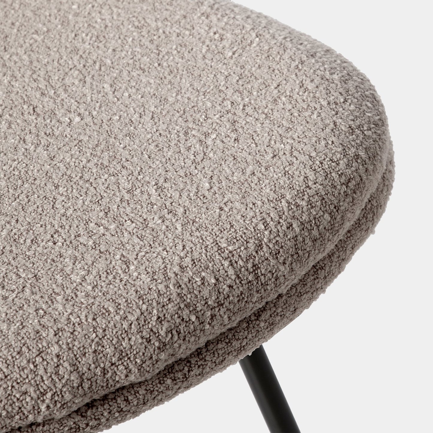 Silla de comedor tapizada bouclé gris topo con pata negra Tera -  Klast