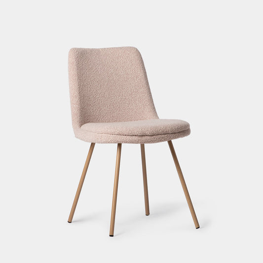 Silla de comedor tapizada bouclé rosa nude con pata natural Tera -  Klast