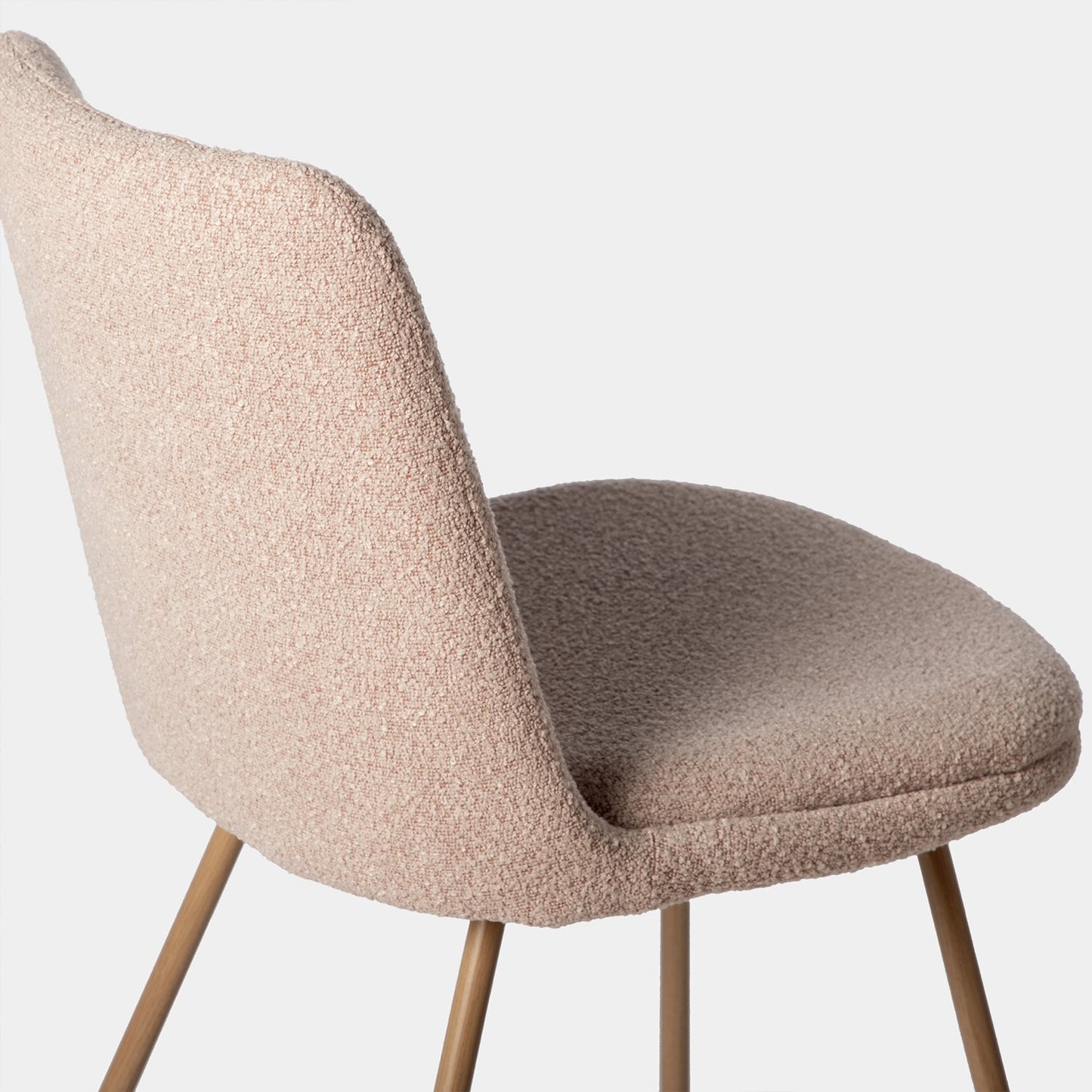 Silla de comedor tapizada bouclé rosa nude con pata natural Tera -  Klast