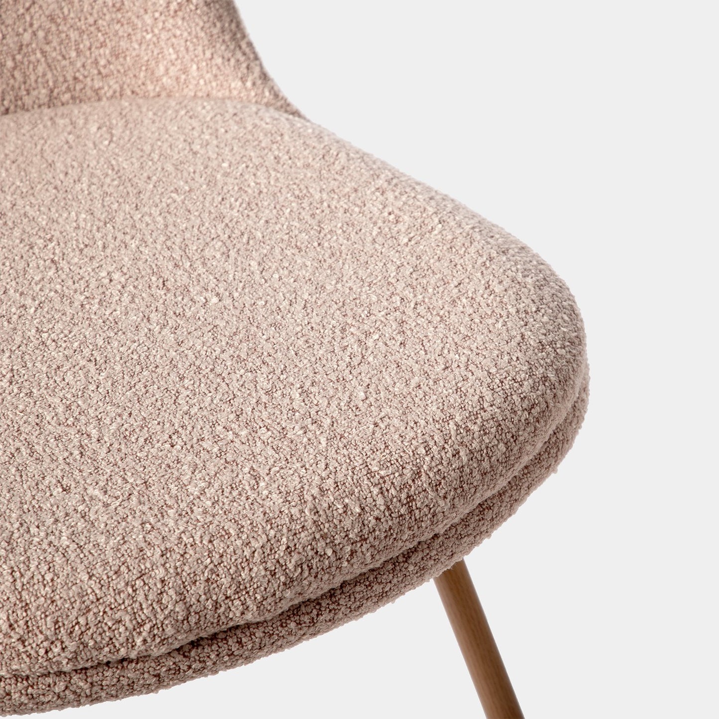 Silla de comedor tapizada bouclé rosa nude con pata natural Tera -  Klast