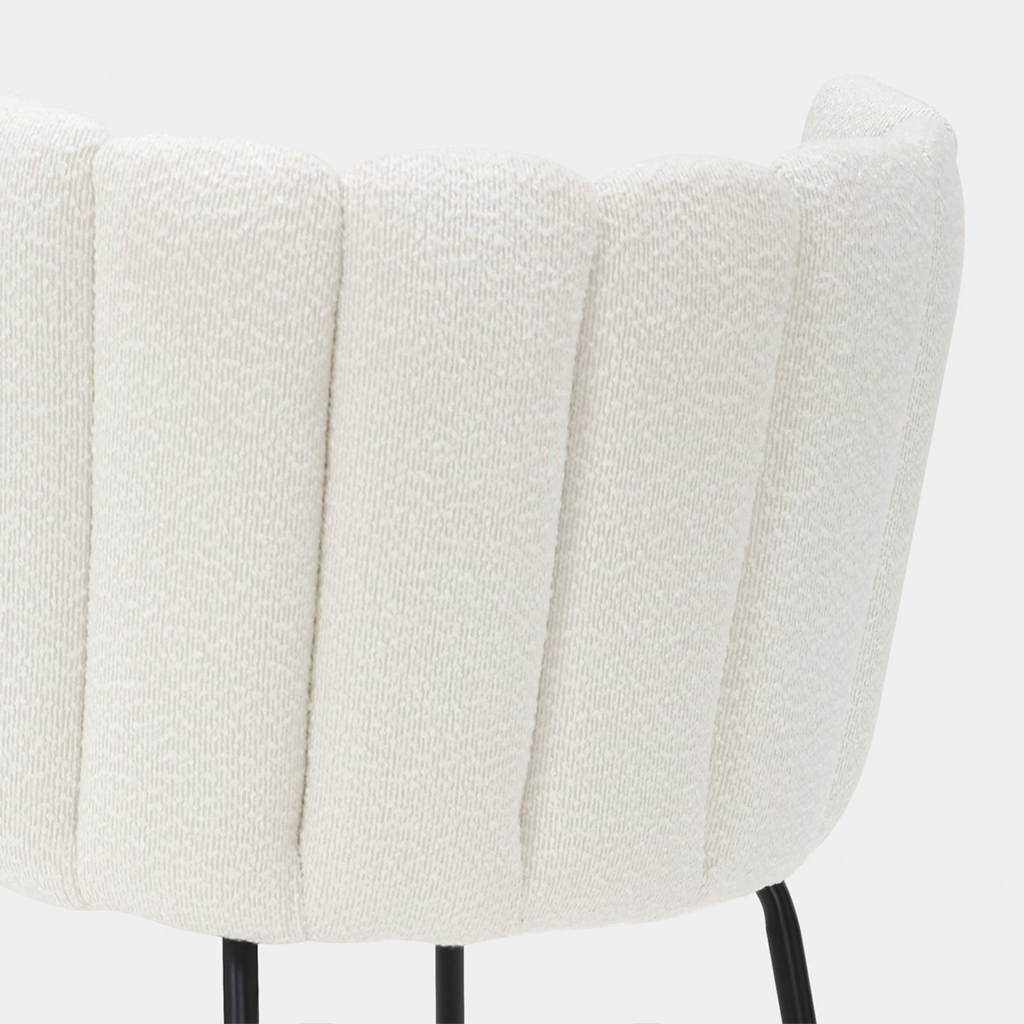 Silla de comedor tapizada en bouclé blanco con pata negra Enis -  Klast