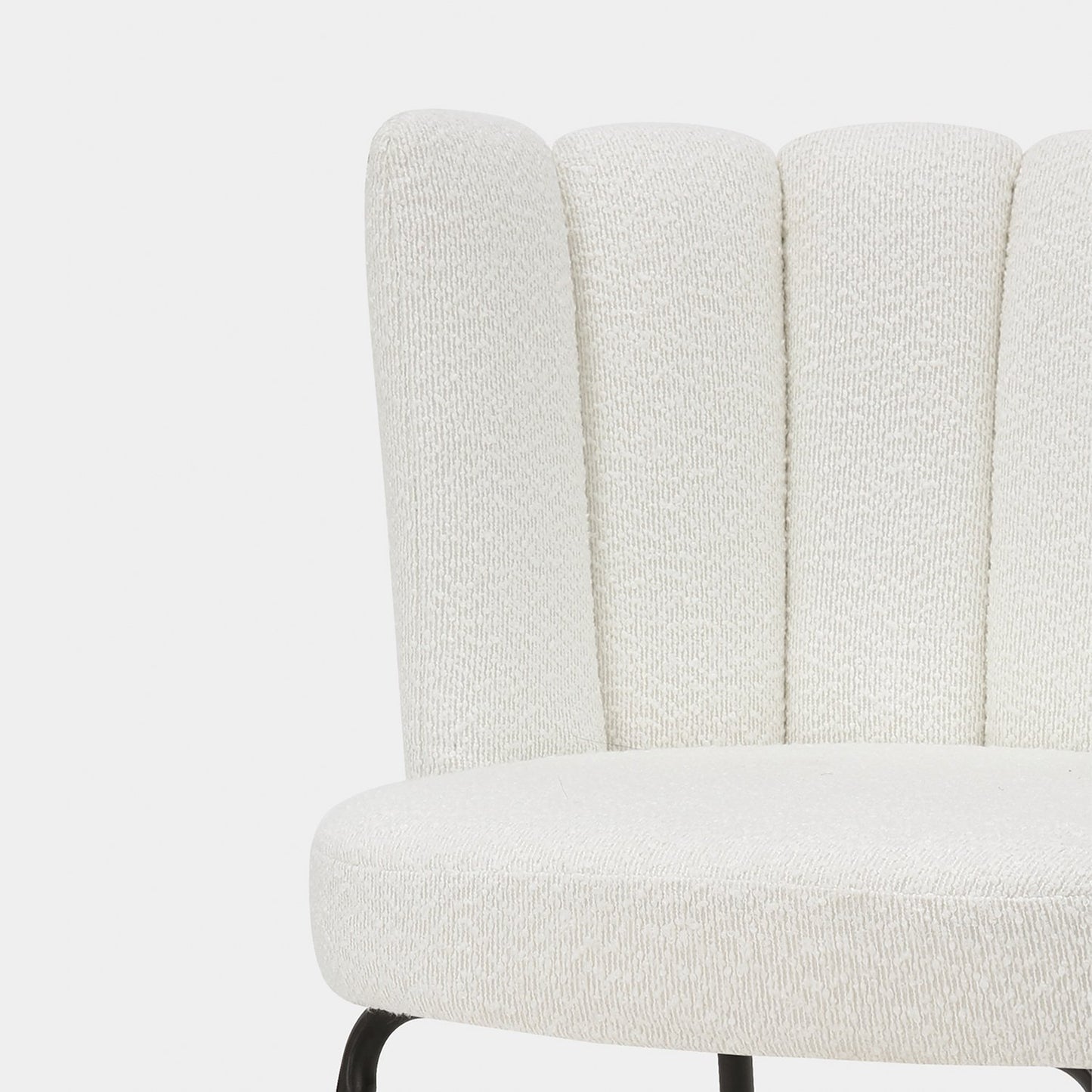 Silla de comedor tapizada en bouclé blanco con pata negra Enis -  Klast