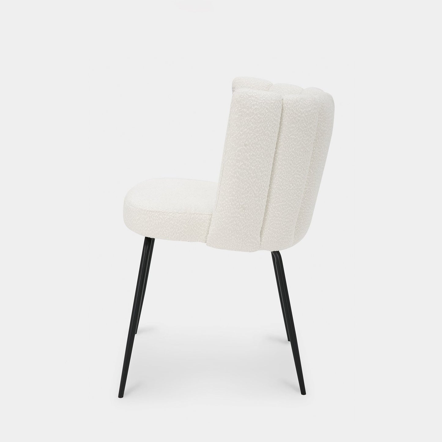 Silla de comedor tapizada en bouclé blanco con pata negra Enis -  Klast