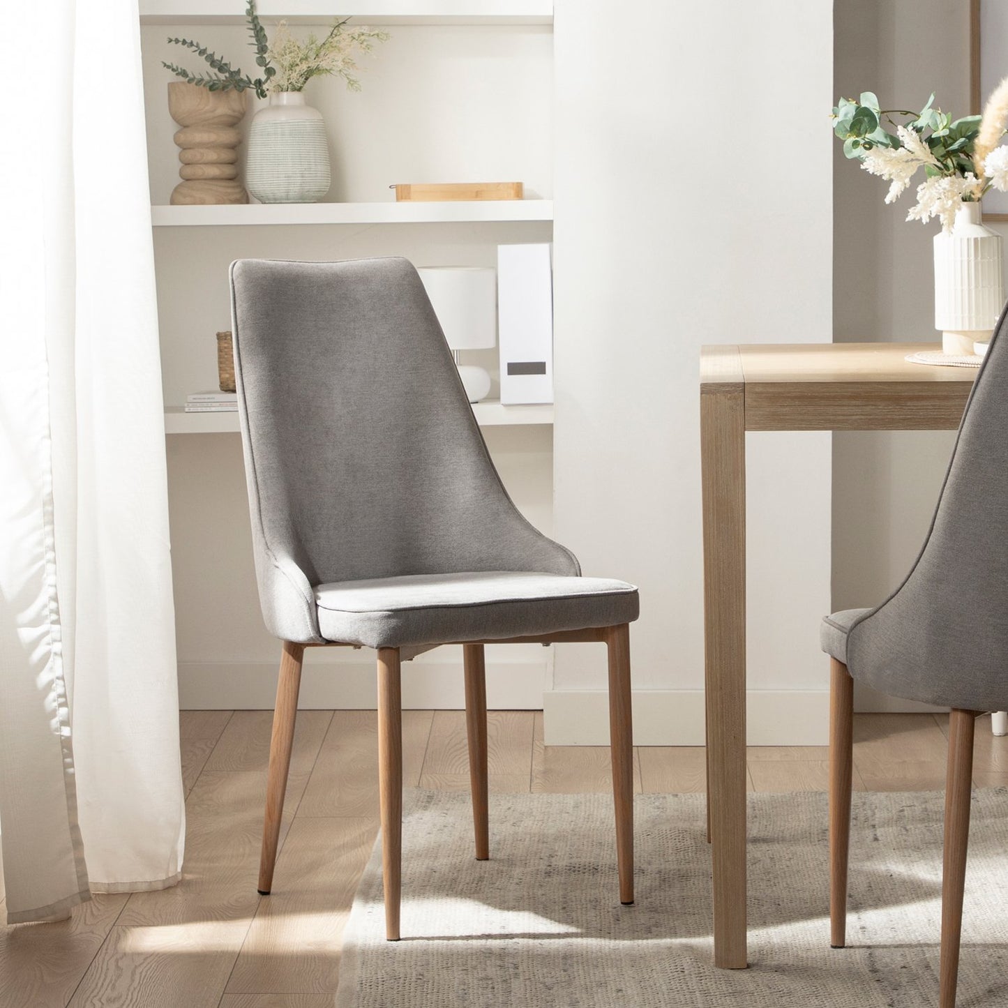 Silla de comedor tapizada gris con pata natural Agnes -  Klast