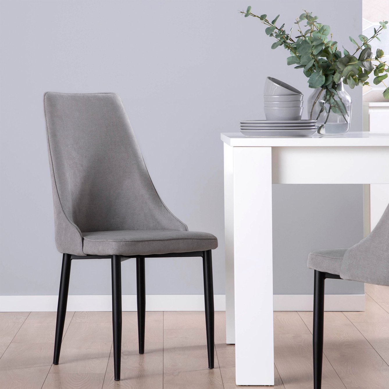 Silla de comedor tapizada gris con pata negra Agnes -  Klast