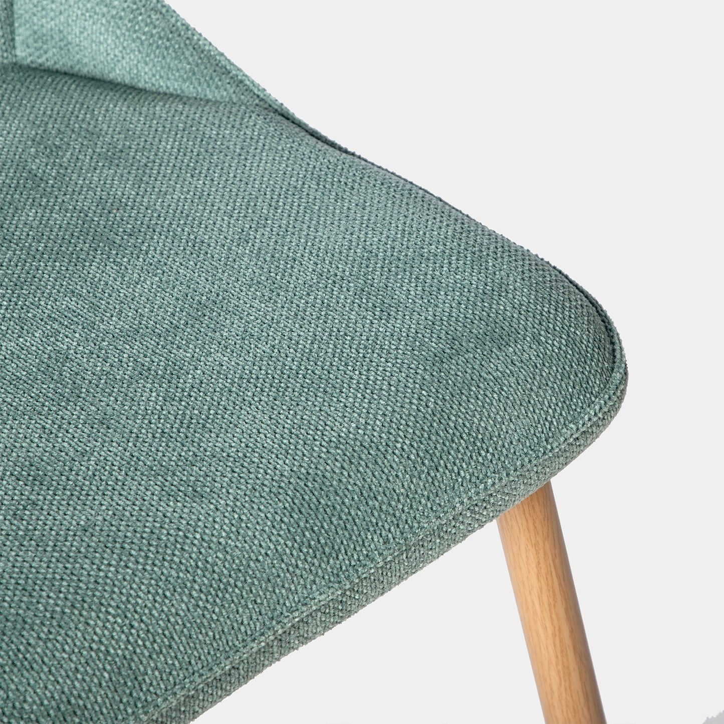 Silla de comedor tapizada menta con pata natural Selma -  Klast