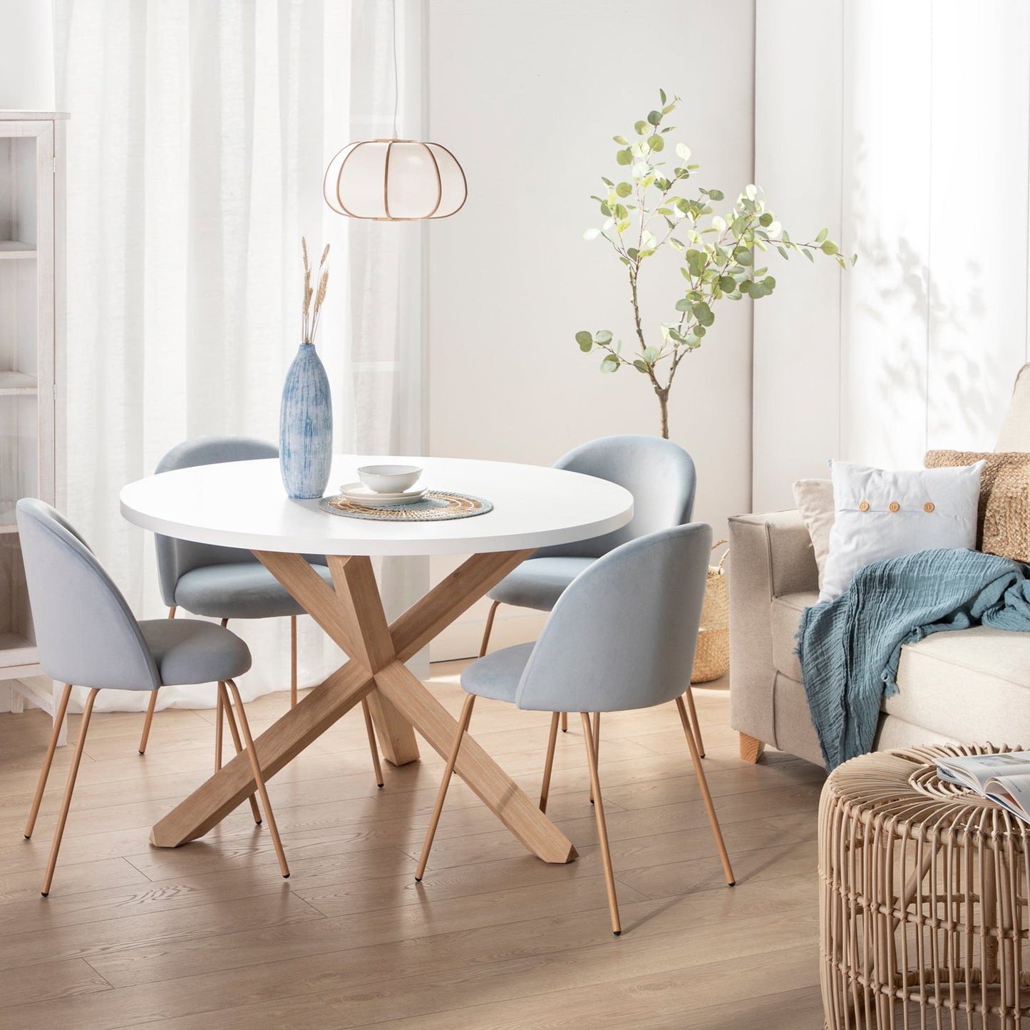 Silla de comedor tapizada terciopelo azul con pata natural Olivia -  Klast