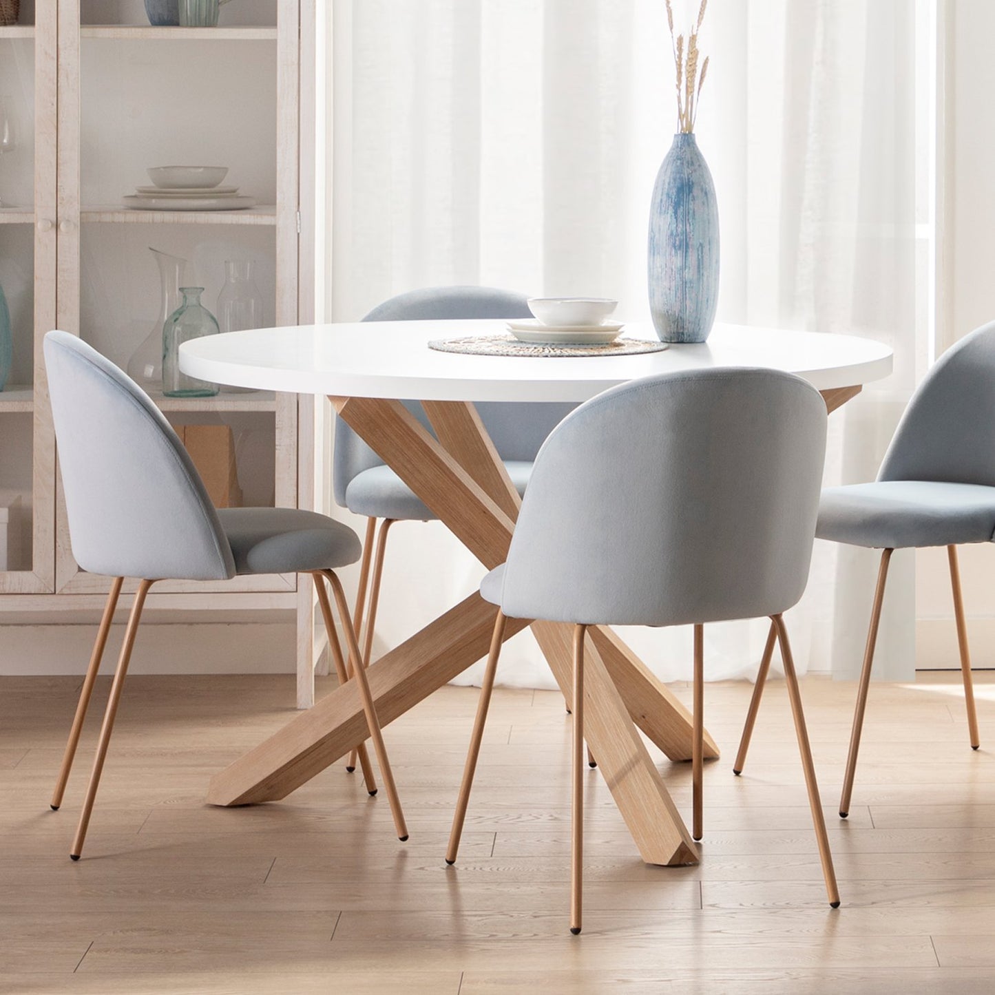 Silla de comedor tapizada terciopelo azul con pata natural Olivia -  Klast