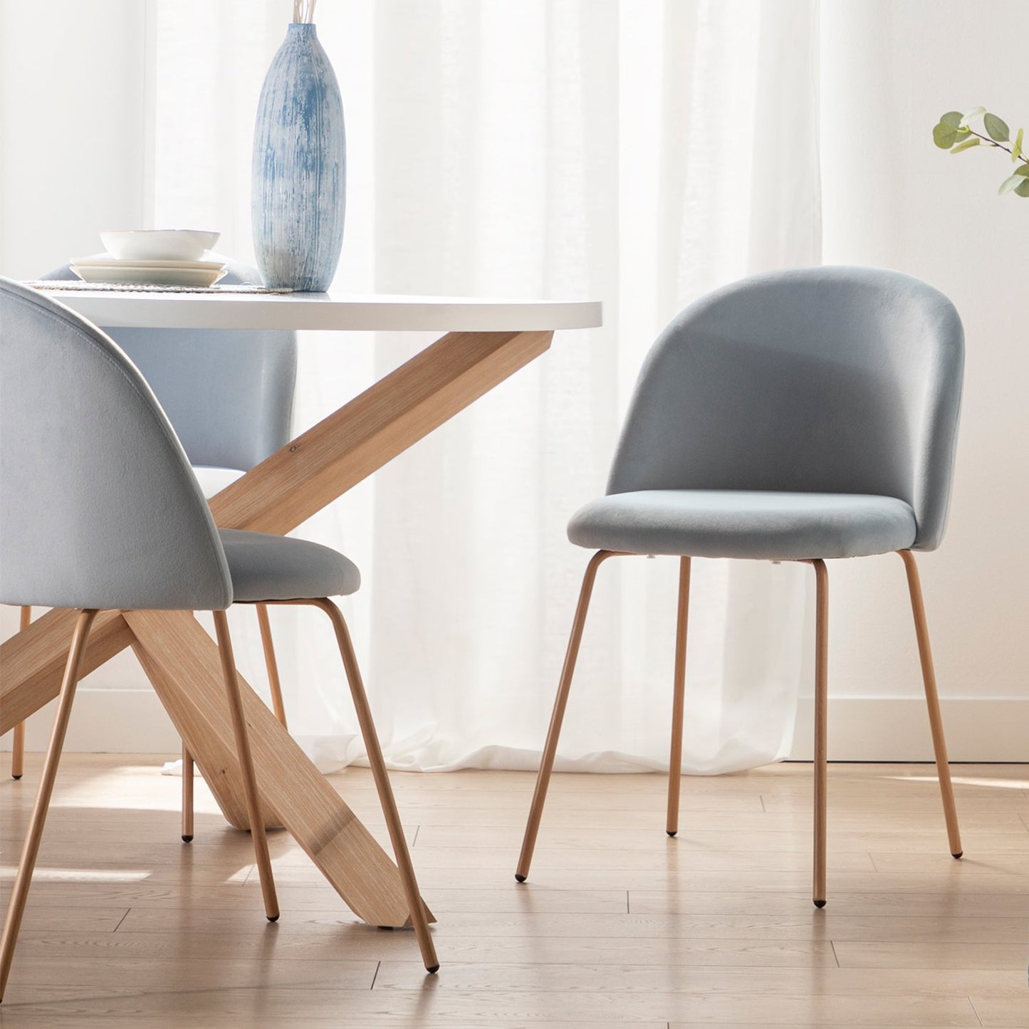 Silla de comedor tapizada terciopelo azul con pata natural Olivia -  Klast