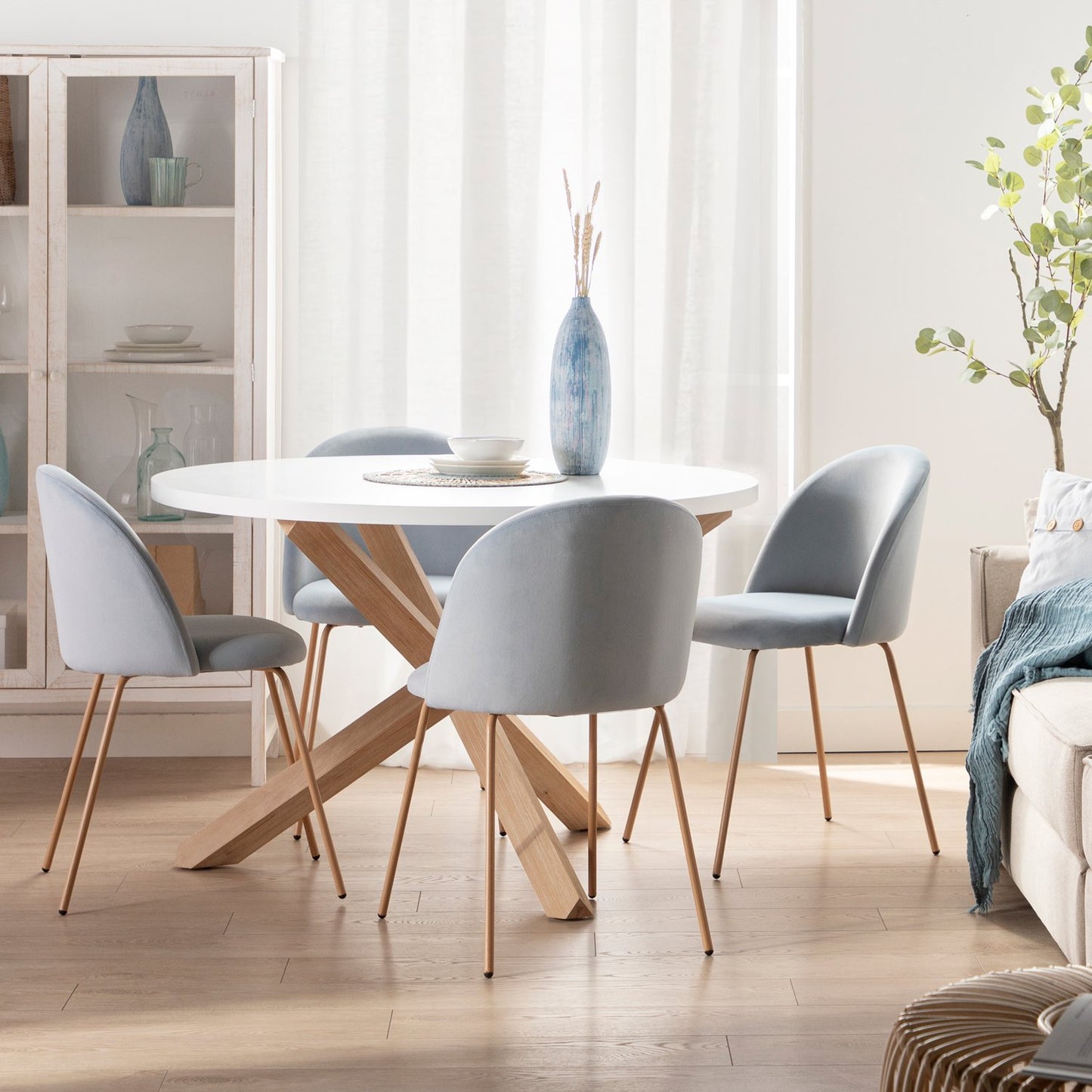 Silla de comedor tapizada terciopelo azul con pata natural Olivia -  Klast