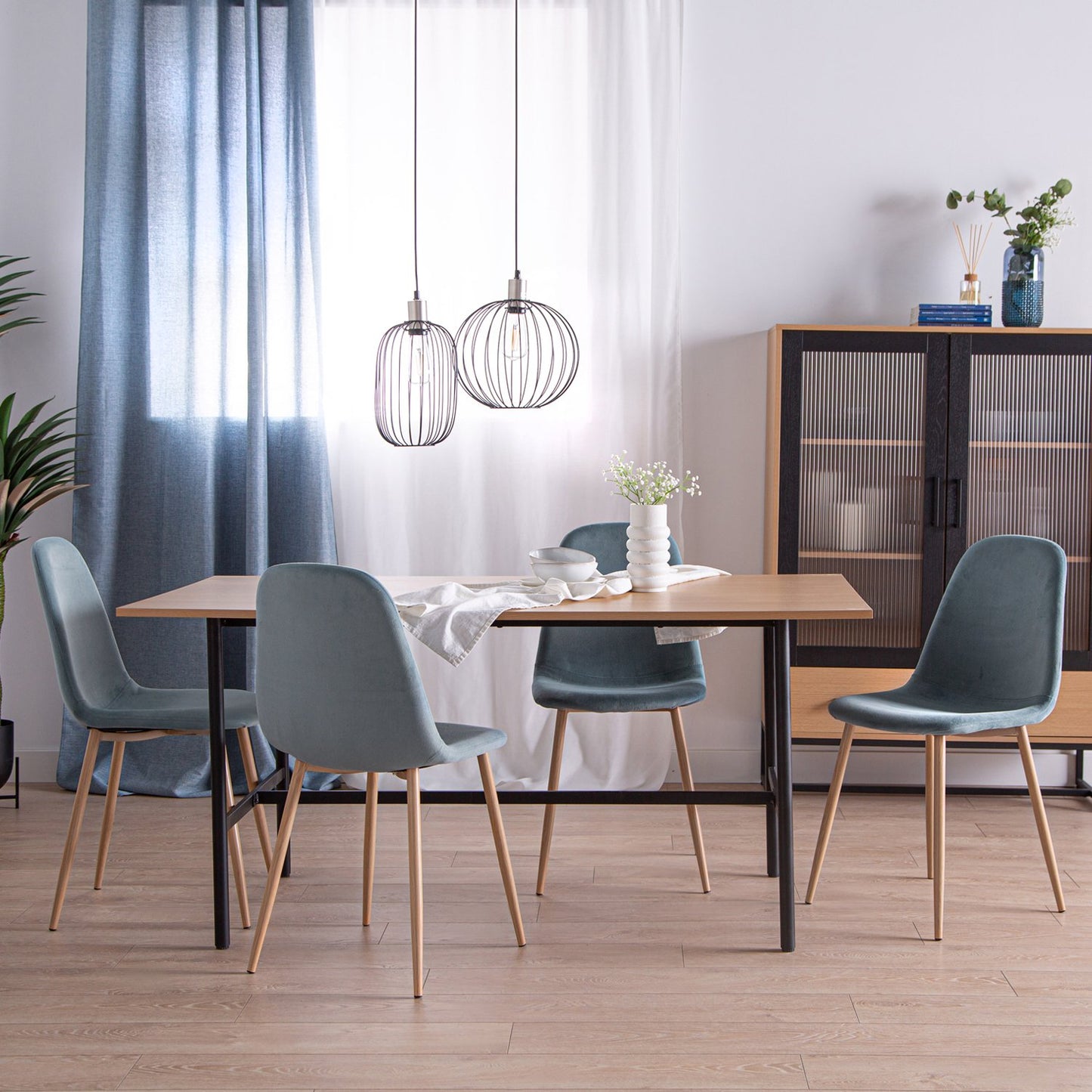 Silla de comedor tapizada terciopelo azul teal con pata natural Ellis -  Klast