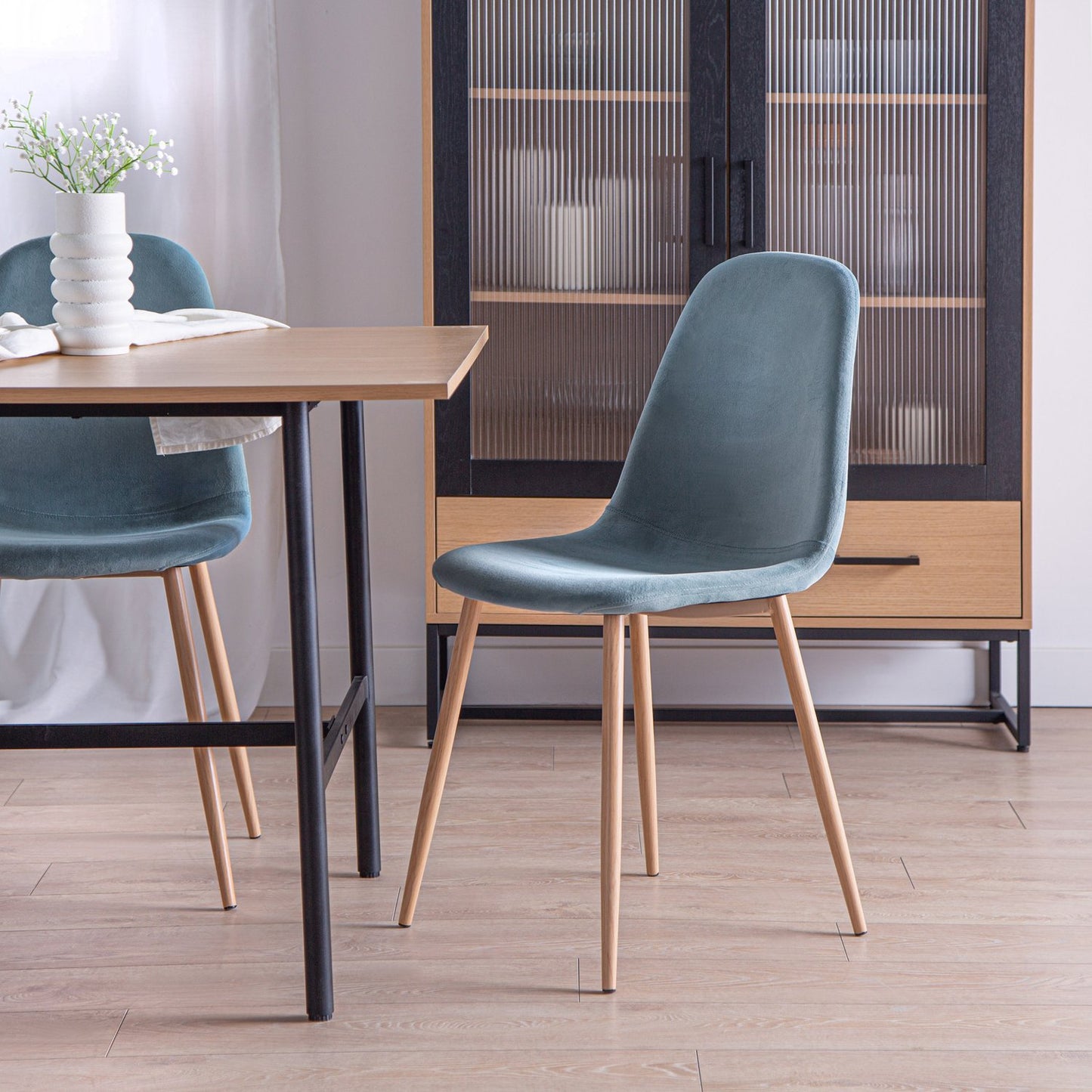 Silla de comedor tapizada terciopelo azul teal con pata natural Ellis -  Klast