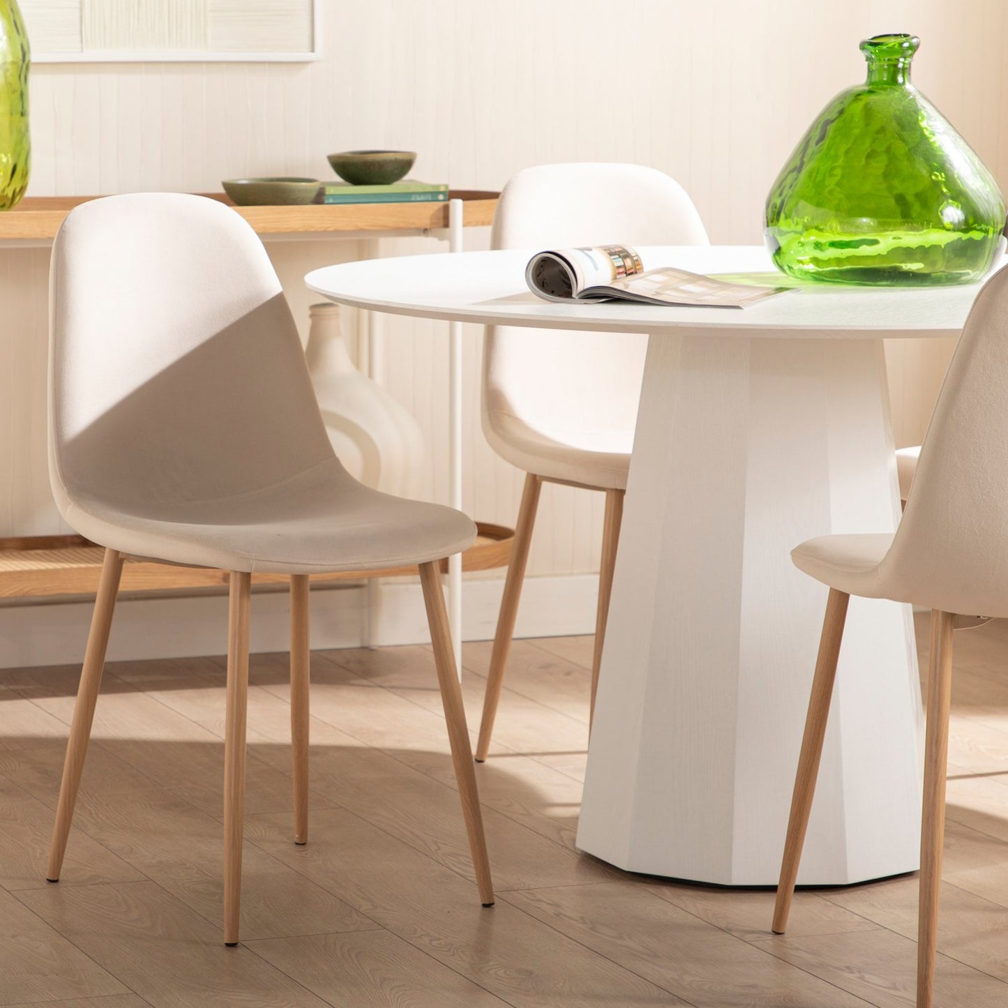 Silla de comedor tapizada terciopelo beige con pata natural Ellis -  Klast