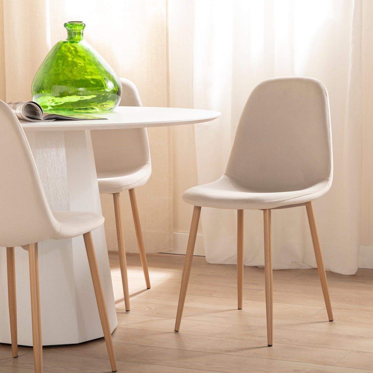 Silla de comedor tapizada terciopelo beige con pata natural Ellis -  Klast