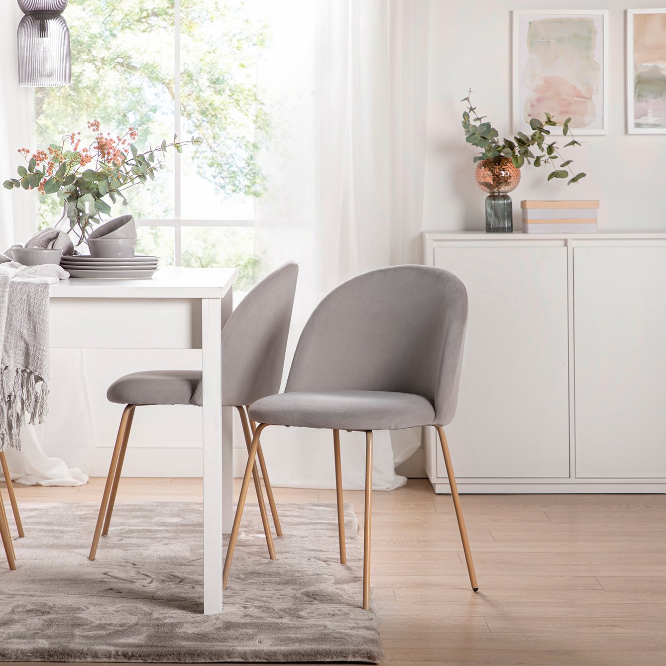 Silla de comedor tapizada terciopelo gris con pata natural Olivia -  Klast