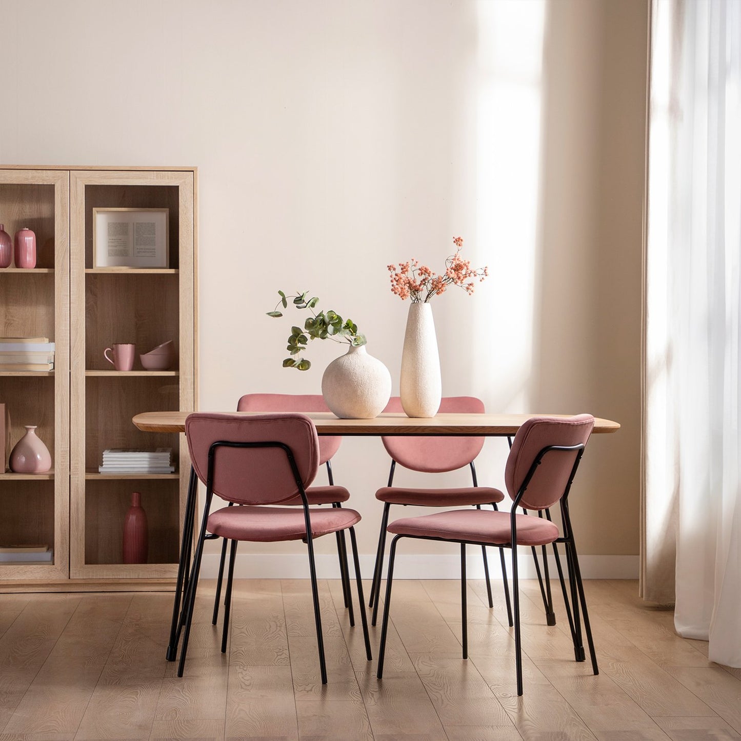 Silla de comedor tapizada terciopelo rosa con pata negra Taylor -  Klast