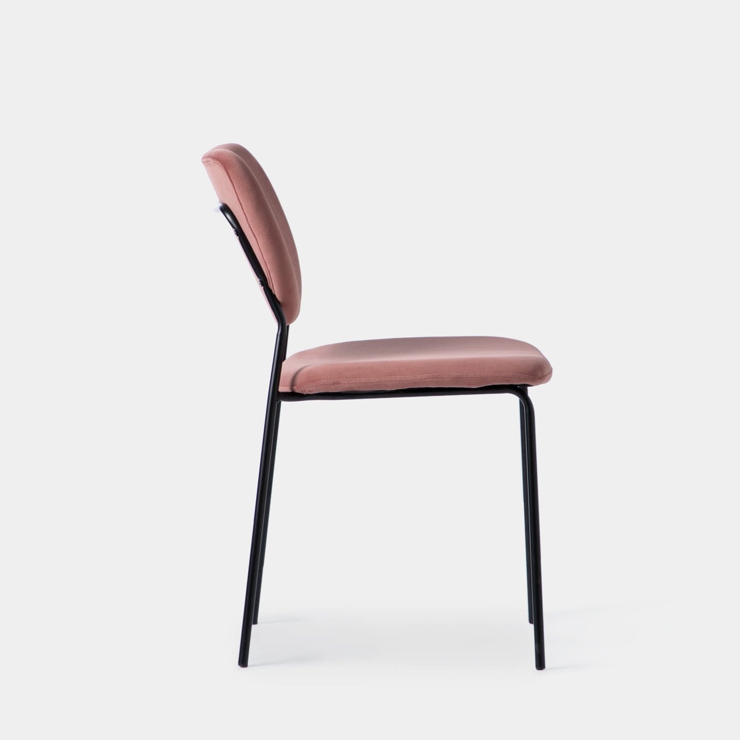 Silla de comedor tapizada terciopelo rosa con pata negra Taylor -  Klast