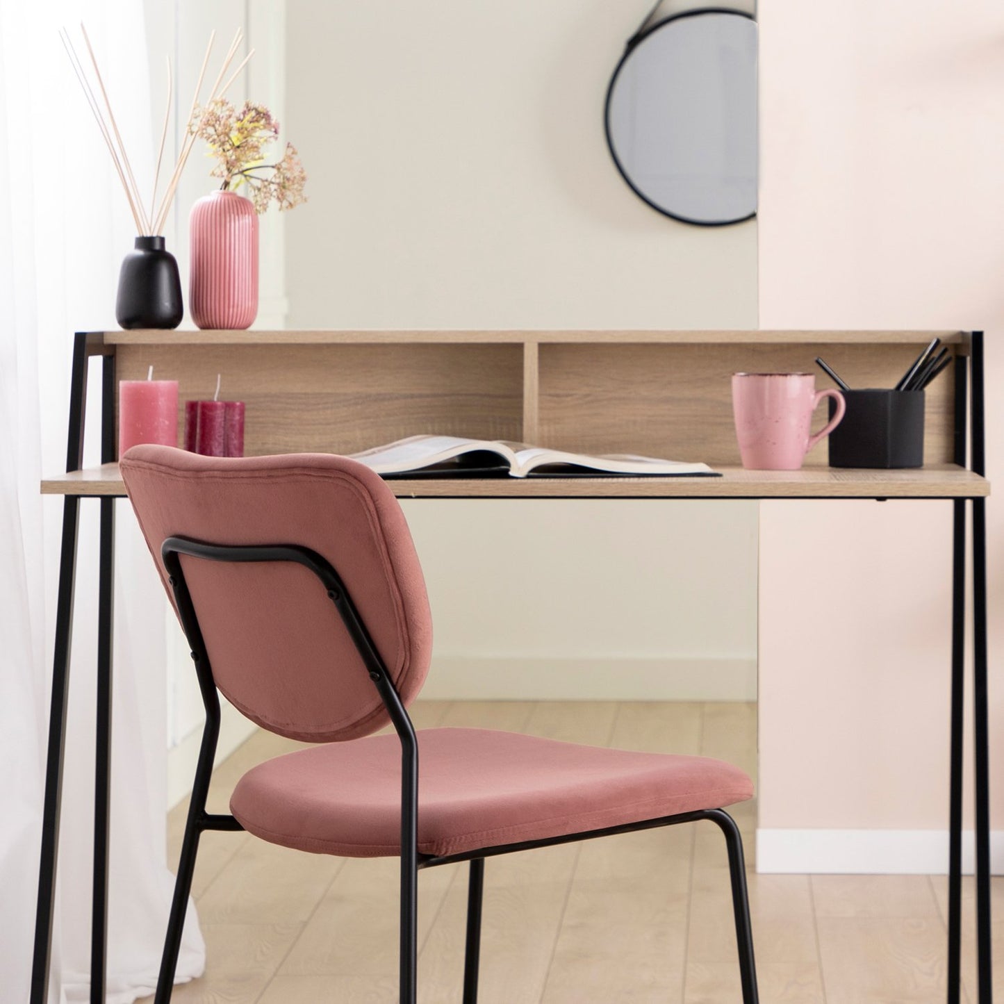 Silla de comedor tapizada terciopelo rosa con pata negra Taylor -  Klast