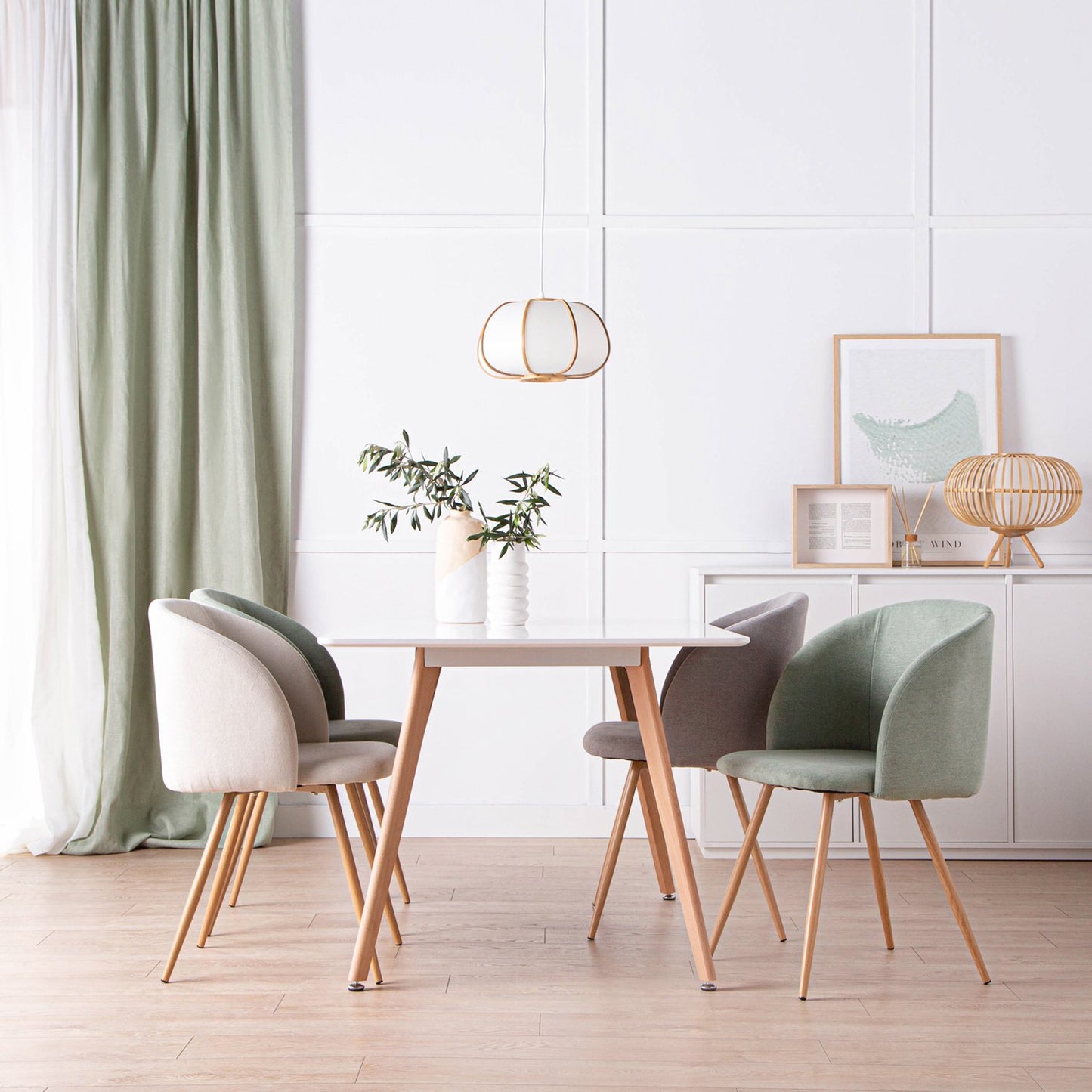 Silla de comedor tapizada verde con pata natural Scot -  Klast