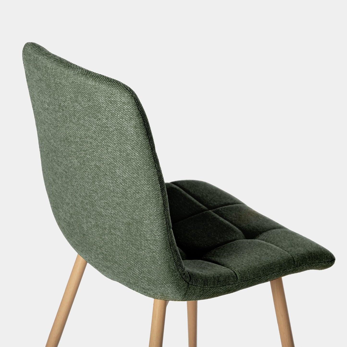 Silla de comedor tapizada verde con pata natural Ailan -  Klast