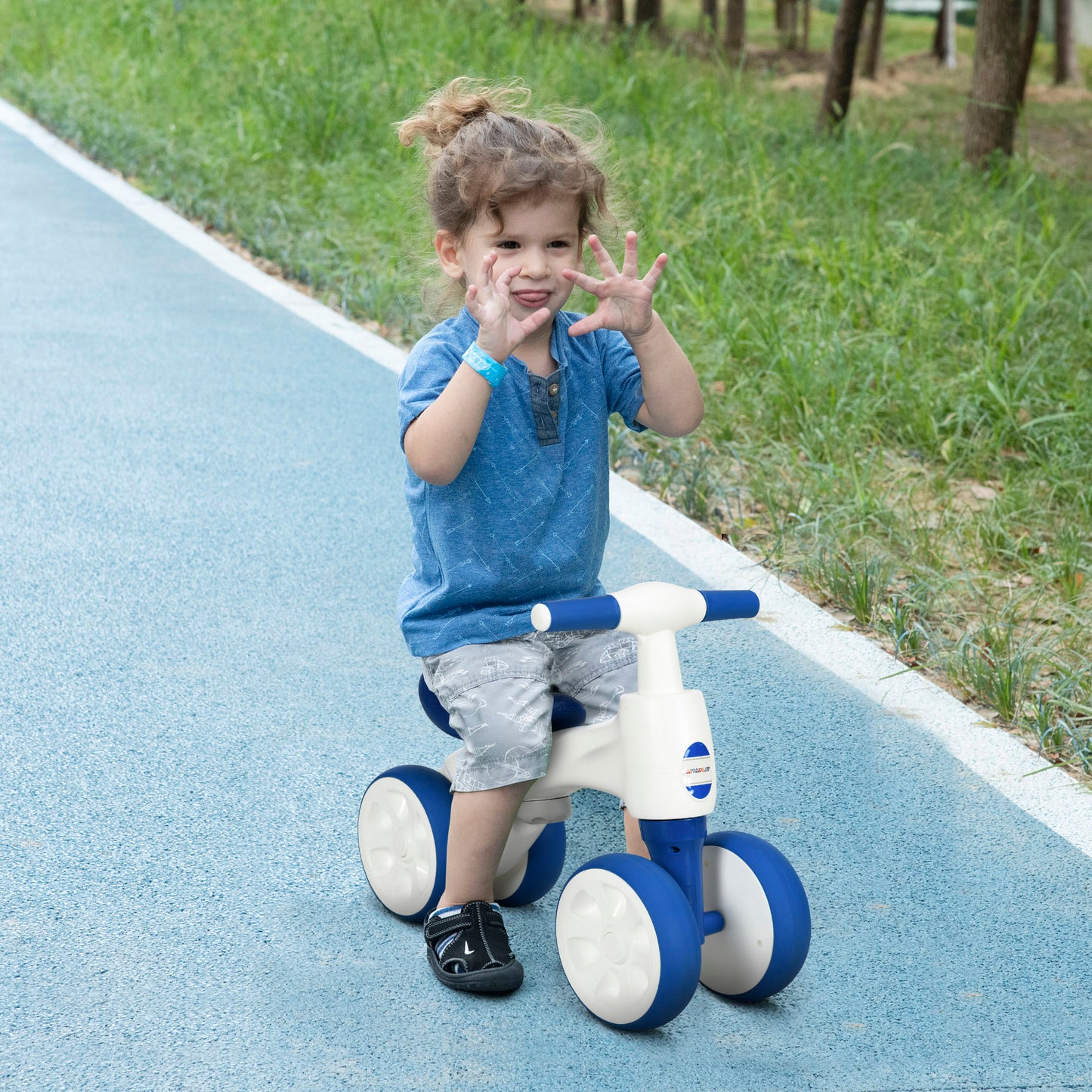 AIYAPLAY Bicicleta sin Pedales para Niños de 18-36 Meses Carga 30 kg Bicicleta de Equilibrio con Manillar Antideslizante y 4 Ruedas de Ø17 cm Regalo para Niños y Niñas 56x30x42 cm Azul