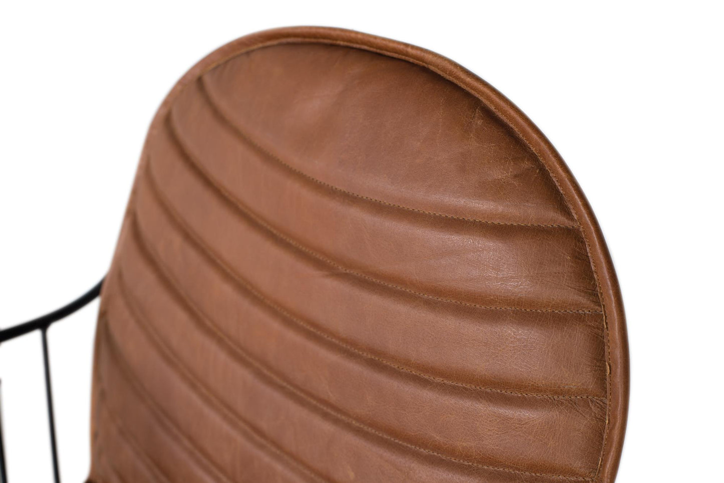 Silla tapizada en piel marrón claro, con estructura de metal y tacos antideslizantes que impiden desplazamientos y protegen el suelo contra ralladuras - GINER Y COLOMER