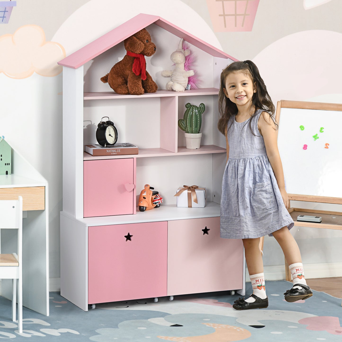 HOMCOM Estantería de Madera Infantil Librería para Niños con 4 Compartimentos 1 Puerta y 2 Cajones Extraíbles con Ruedas para Libros Juguetes 80x34x130 cm Rosa y Blanco