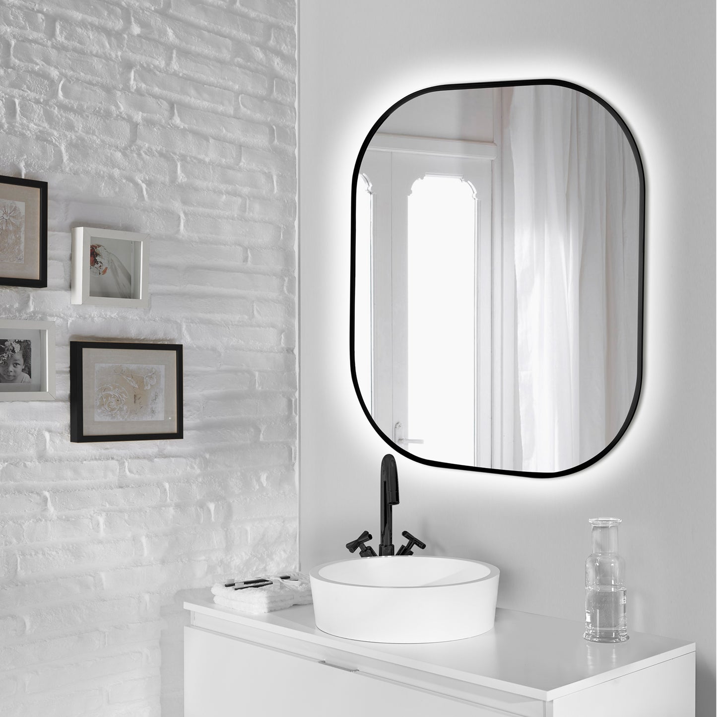 Emuca Espejo de baño Cepheus con iluminación LED decorativa y marco negro, rectangular redondeado 600x800mm, AC 230V 50Hz, 12W, Aluminio y Cristal