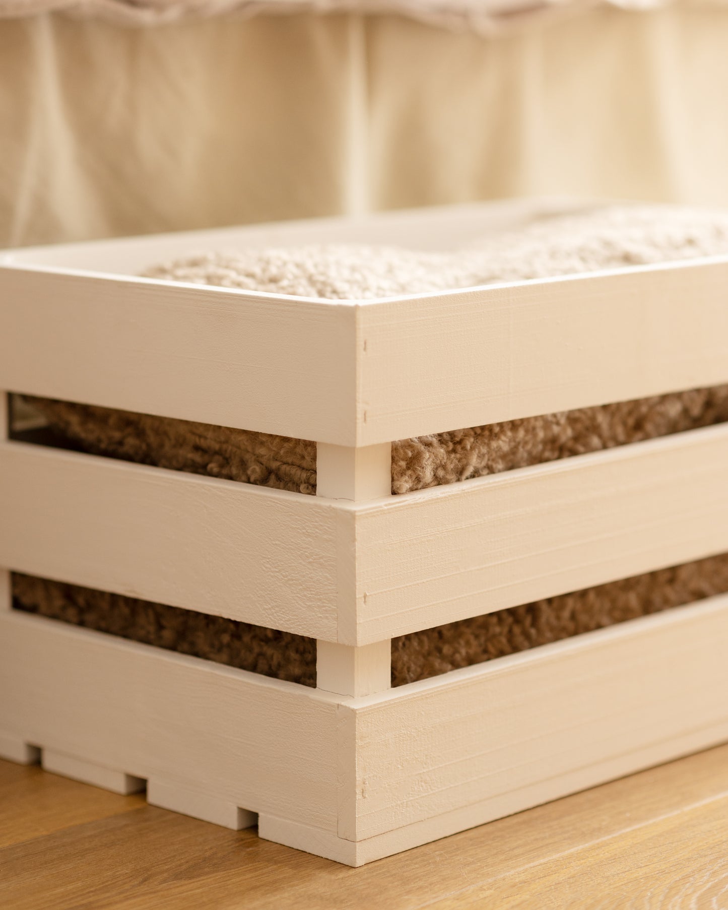 Caja de madera maciza en tono blanco de 49x30,5x25,5cm - DECOWOOD