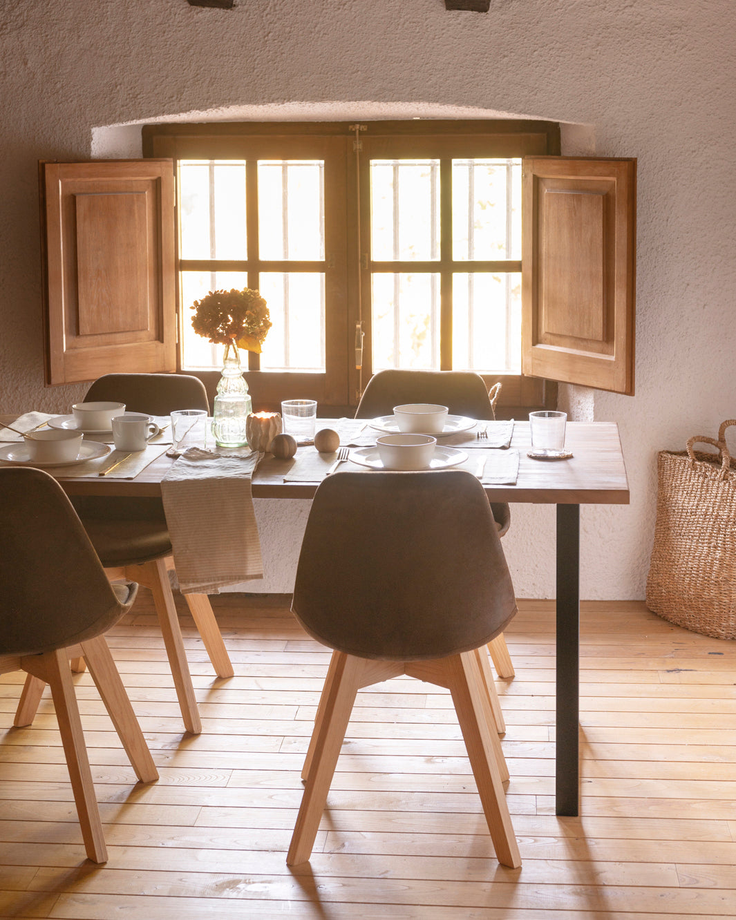 Mesa de comedor de madera maciza roble oscuro patas negras 200x80cm - DECOWOOD