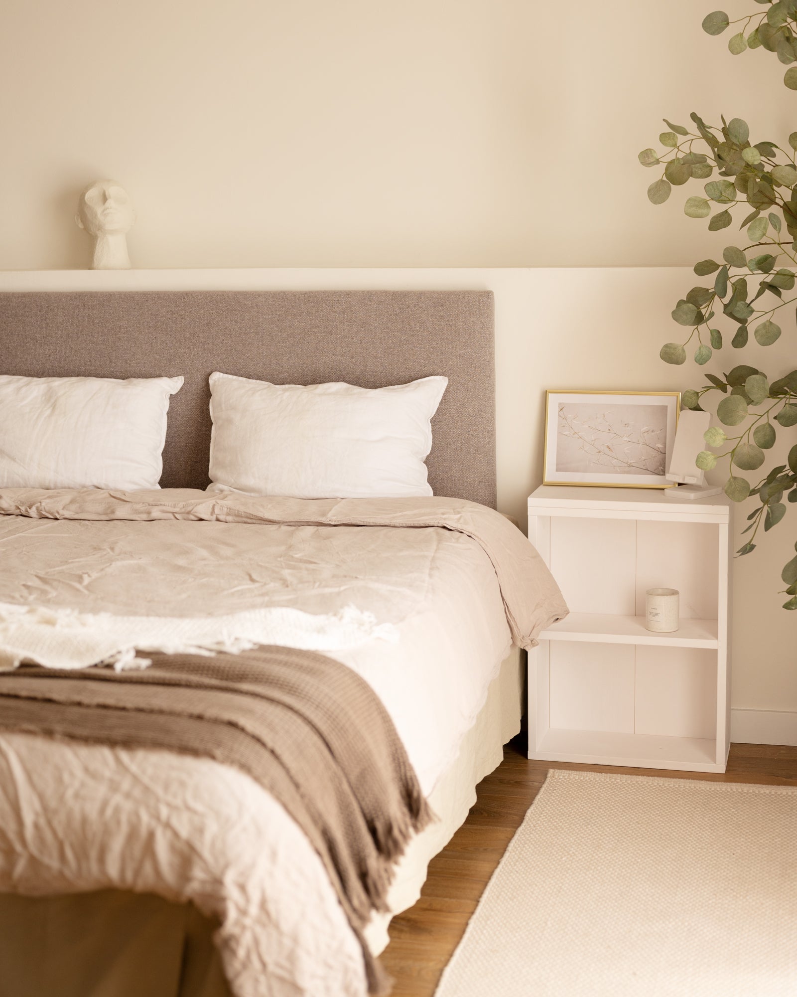 Pack Cabecero de cama tapizado liso + 2 mesitas de madera beige 150
