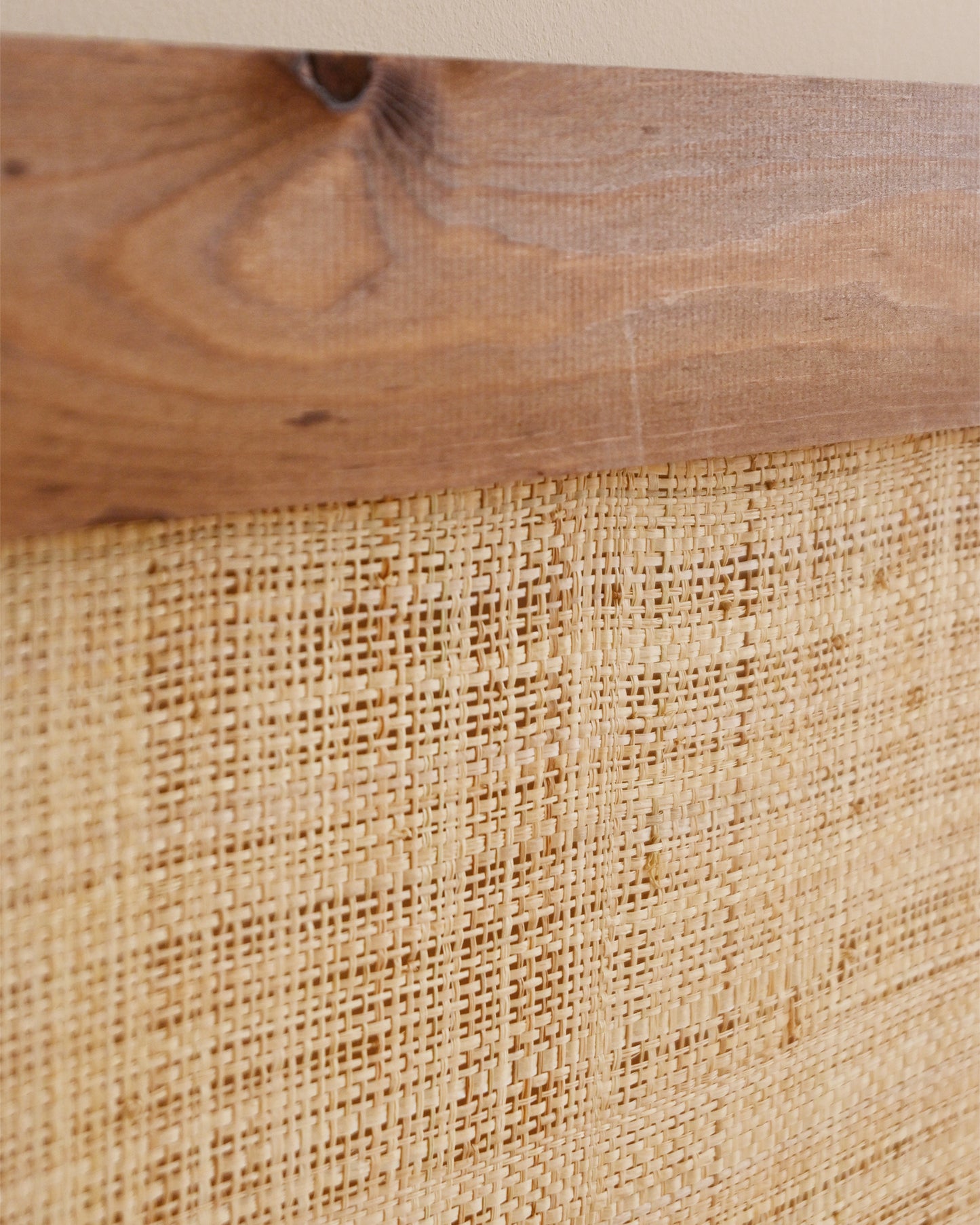 Cabecero de madera maciza y rafia en tono roble oscuro de 100x60cm - DECOWOOD