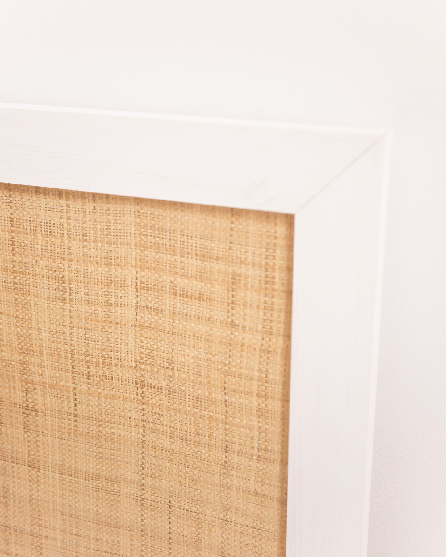 Cabecero de madera maciza y rafia en tono blanco de 140x60cm - DECOWOOD