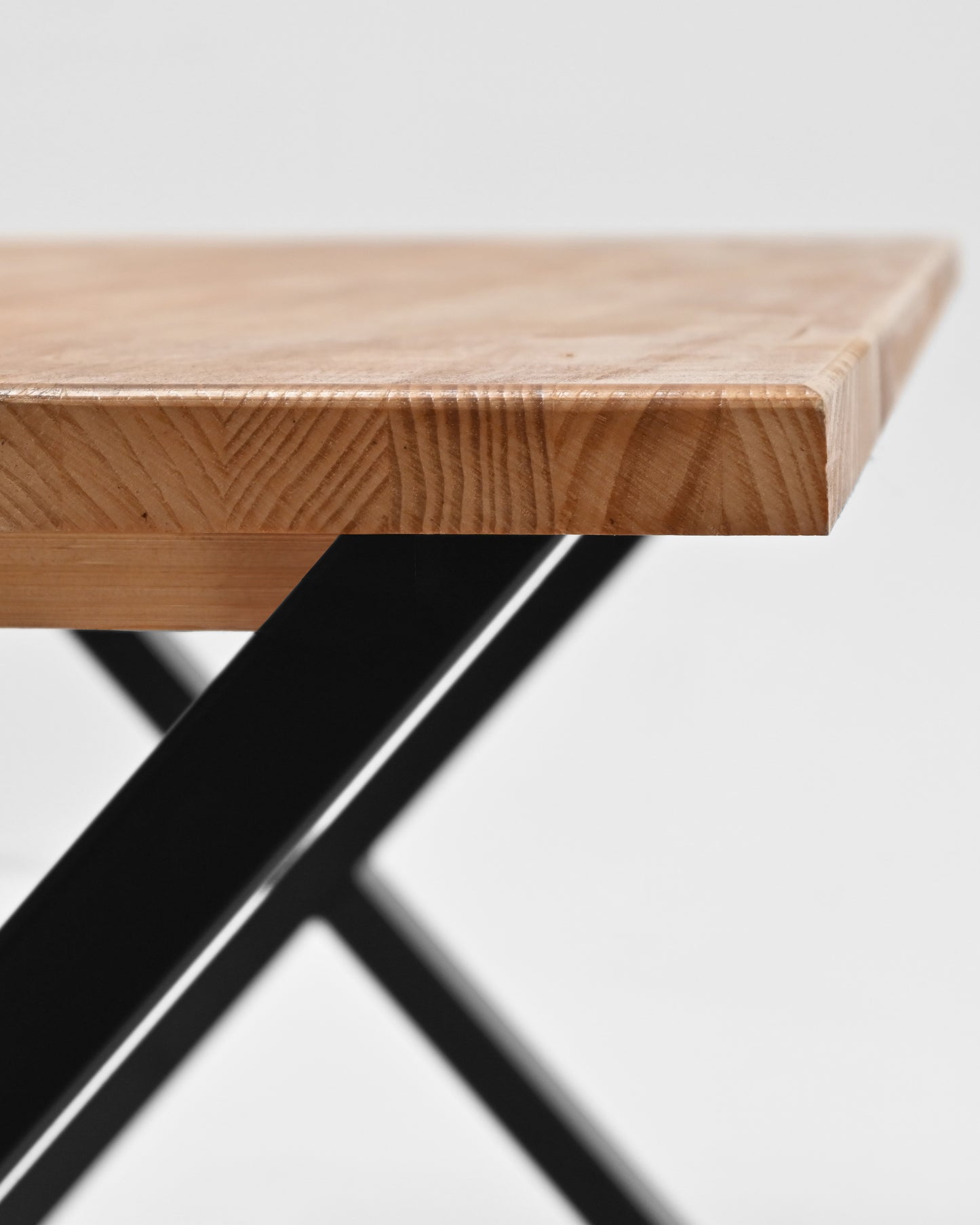 Mesa de comedor de madera maciza roble oscuro patas negras 160x80cm - DECOWOOD