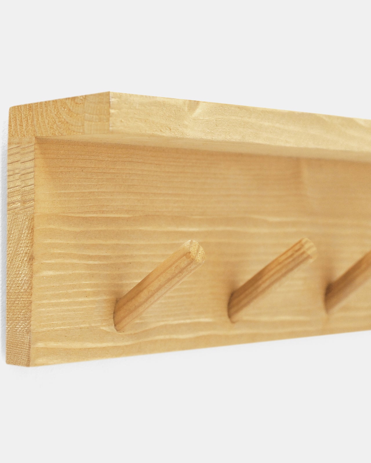 Colgador de pared de madera maciza en tono olivo de 61x9,5cm - DECOWOOD