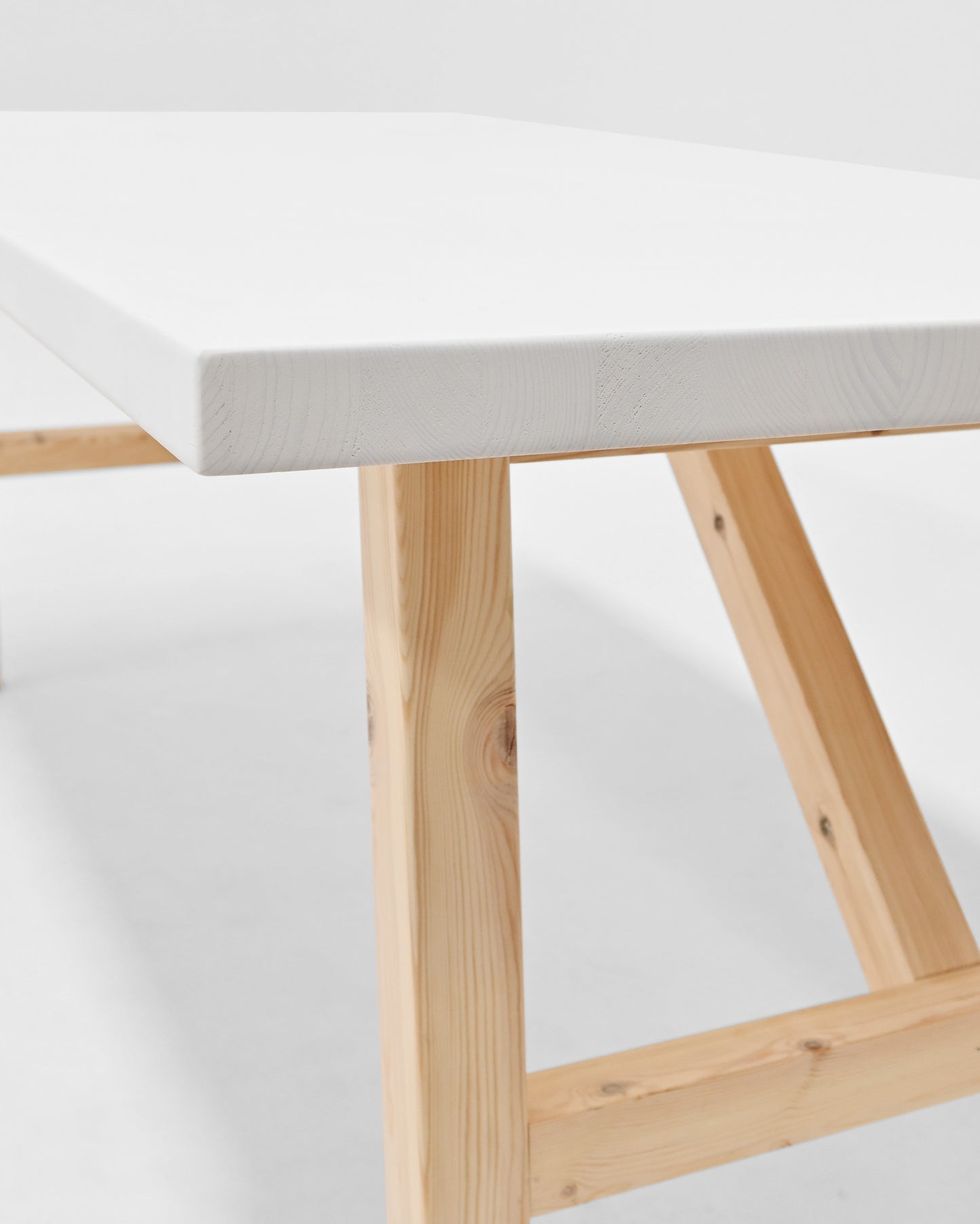 Mesa de comedor de madera maciza en tono blanco de 200x90cm - DECOWOOD