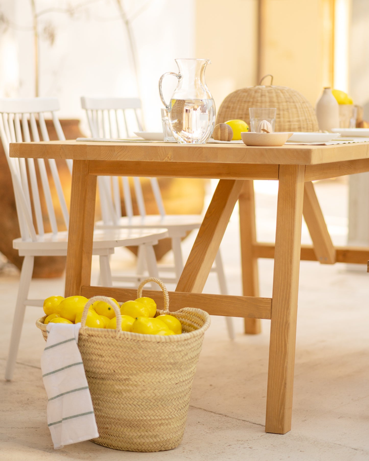 Mesa de comedor de madera maciza en tono olivo de 120x90cm - DECOWOOD