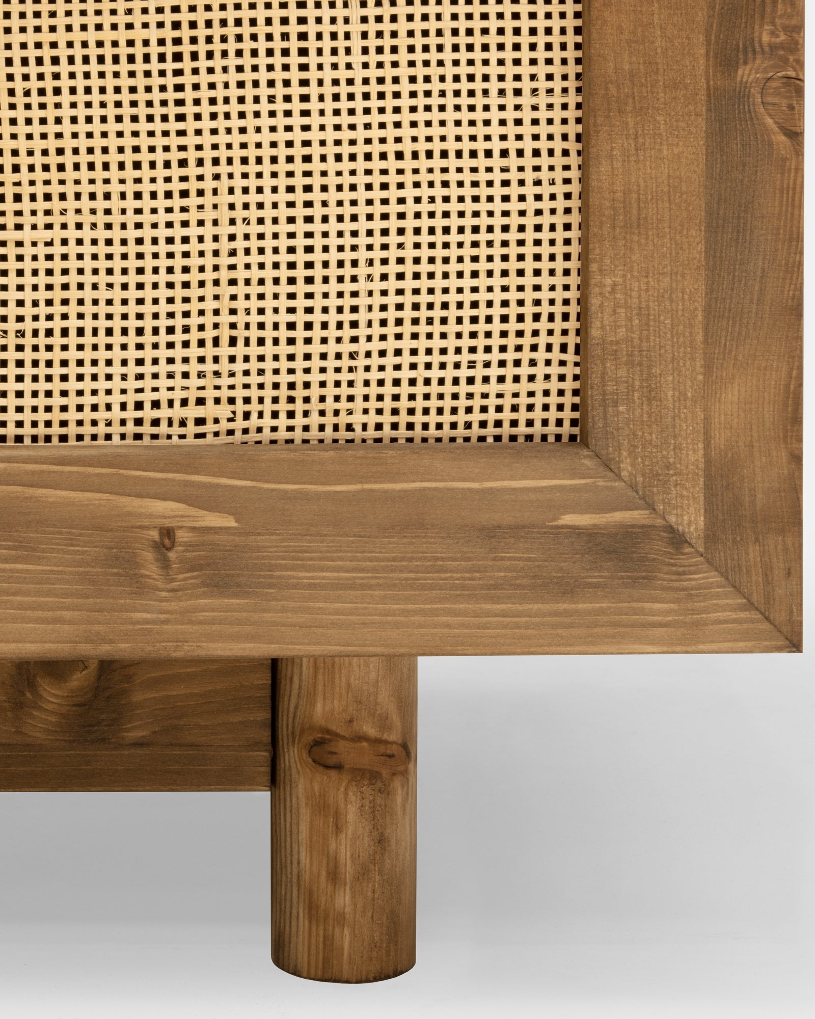 Mueble de TV de madera maciza y tejido de rafia de 2 puertas en tono nogal  de 150x40cm