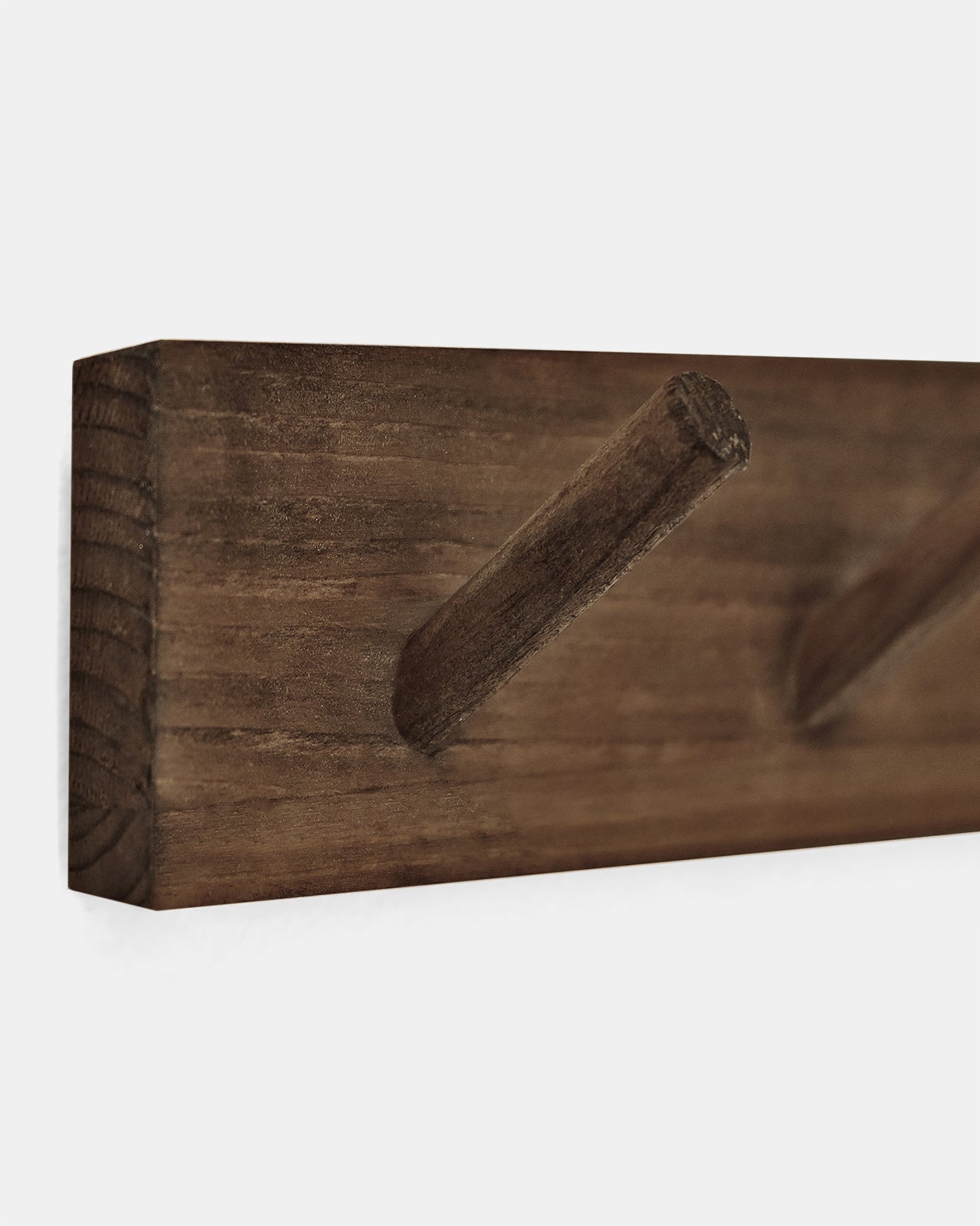 Colgador de pared de madera maciza en tono nogal de 26x5cm - DECOWOOD