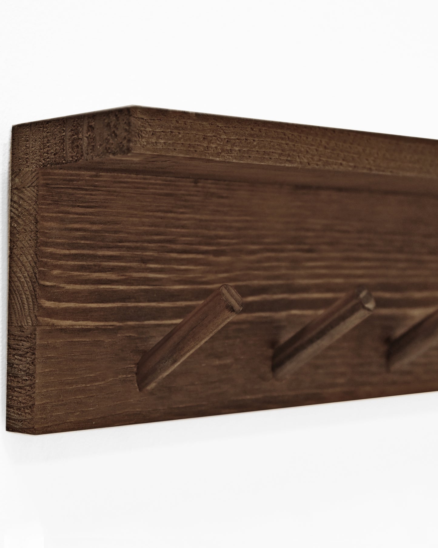 Colgador de pared de madera maciza en tono nogal de 61x9,5cm - DECOWOOD