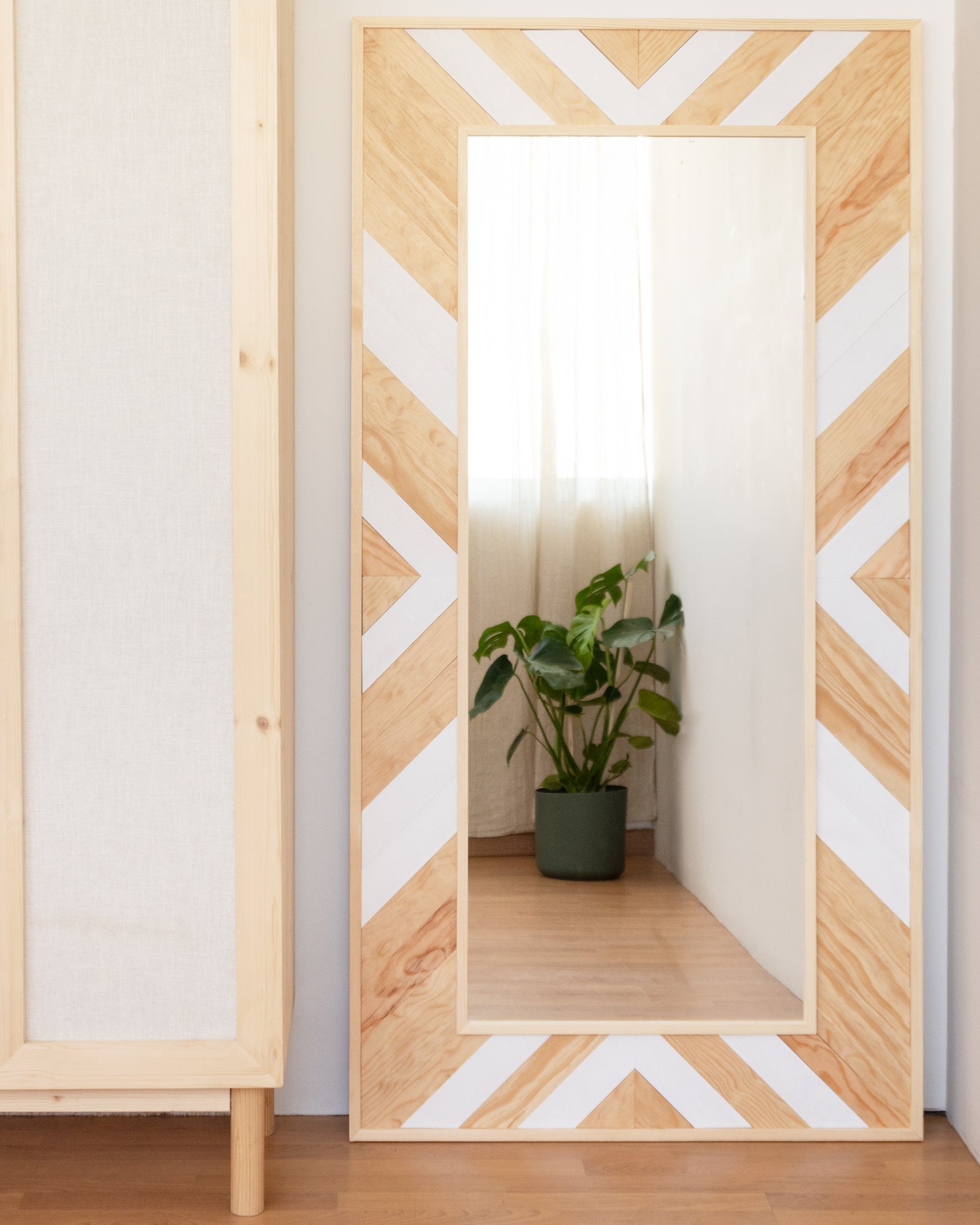 Espejo de pared de madera maciza con balda en tonos oscuros