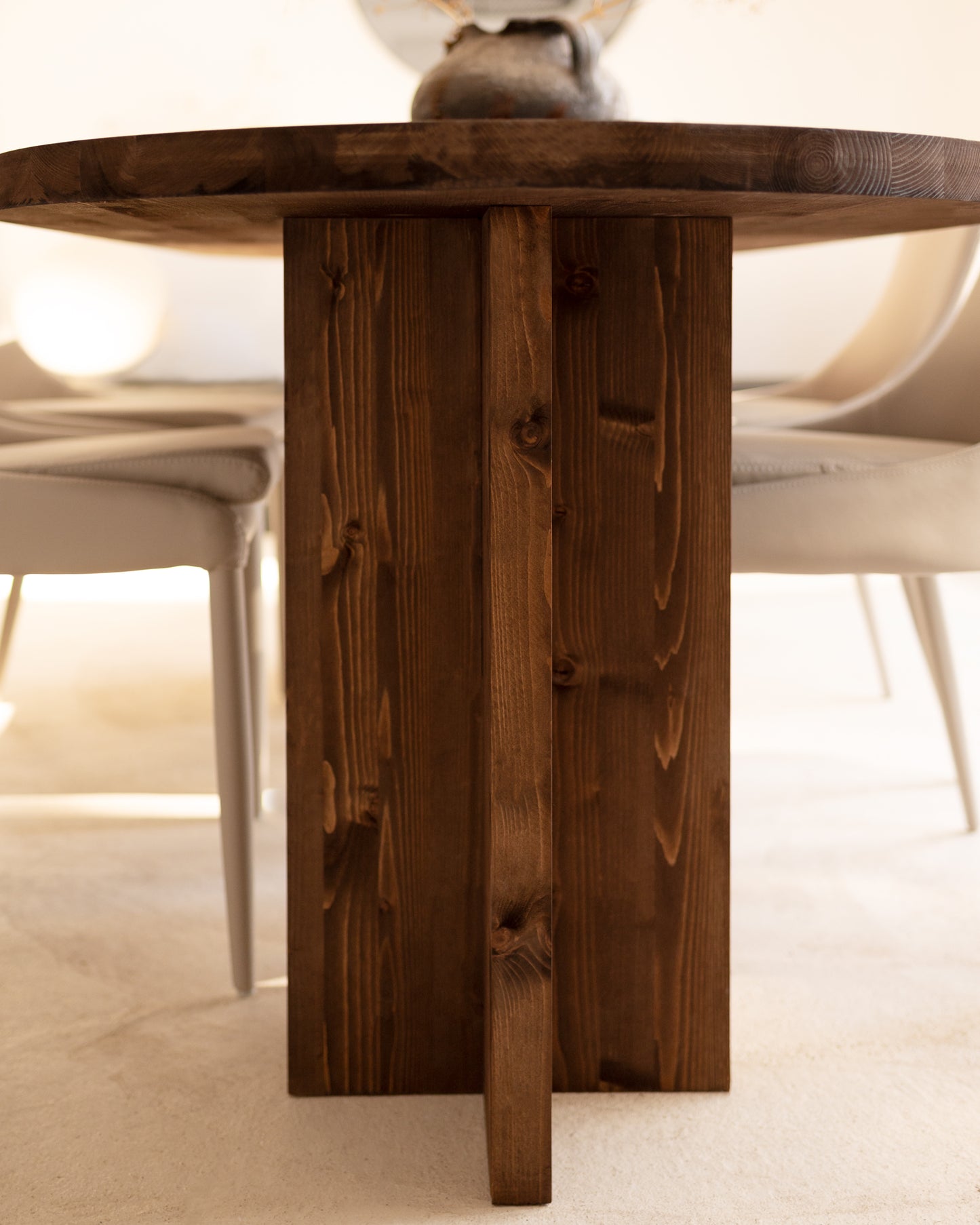 Mesa de comedor de madera maciza ovalada en tono nogal de 180x80cm - DECOWOOD