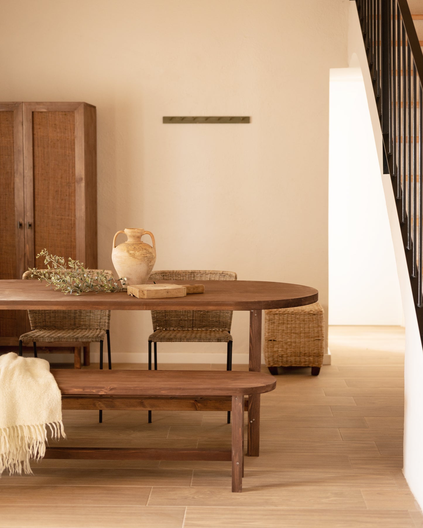 Mesa de comedor de madera maciza ovalada en tono nogal de 200x85cm - DECOWOOD