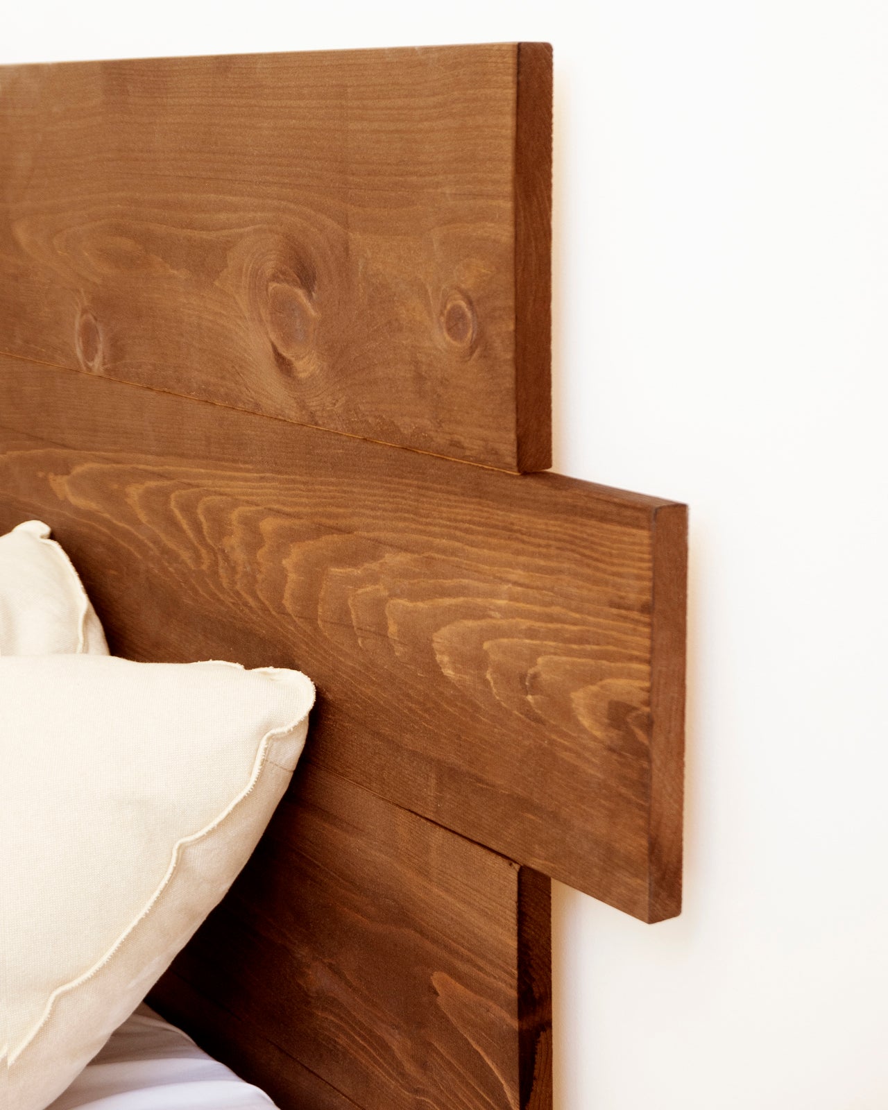 Cabecero de madera maciza asimétrico tono nogal 120x60cm - DECOWOOD