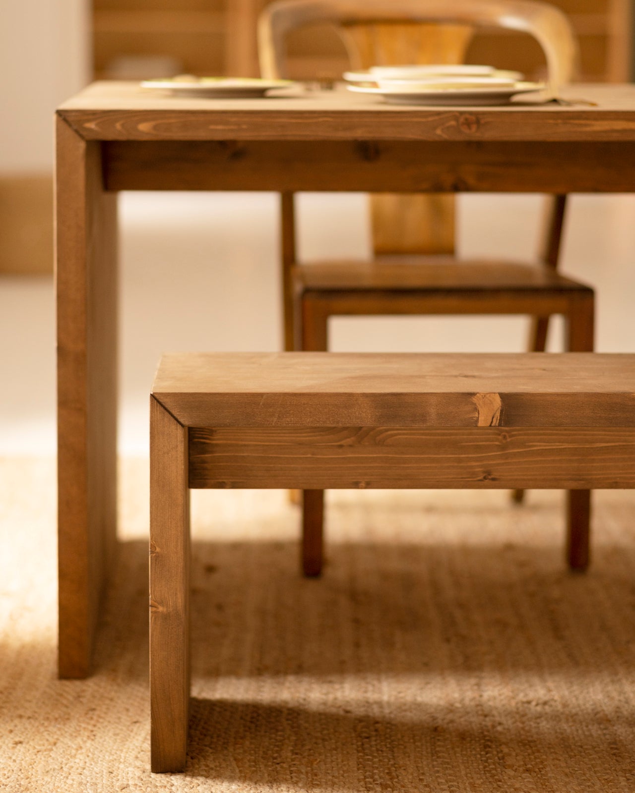 Mesa de comedor de madera maciza en tono roble oscuro de 160cm - DECOWOOD