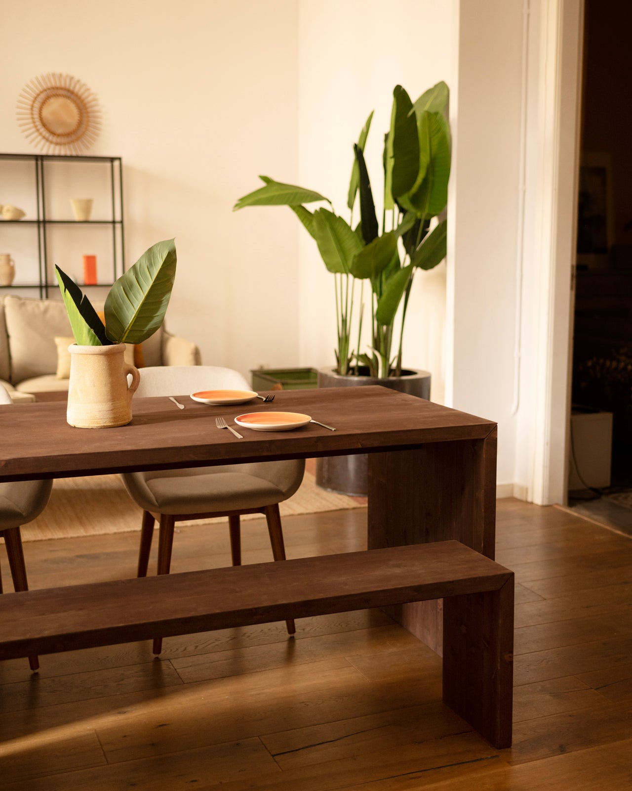 Mesa de comedor de madera maciza en tono nogal de 200cm - DECOWOOD