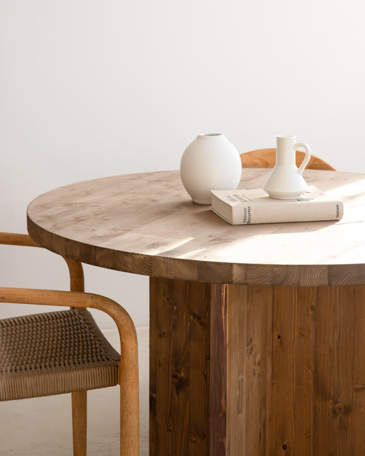 Mesa de comedor redonda de madera maciza en tono roble oscuro de Ø110 - DECOWOOD