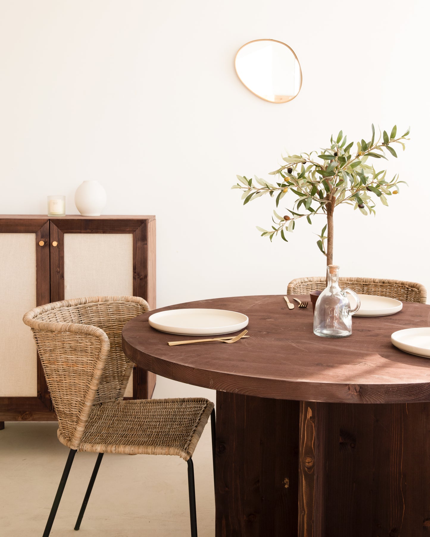 Mesa de comedor redonda de madera maciza en tono nogal de Ø110 - DECOWOOD