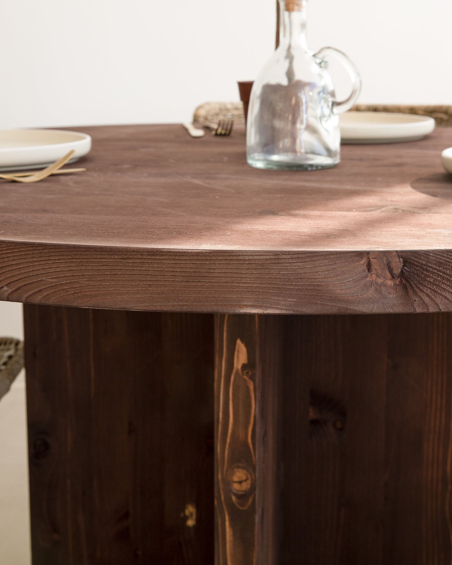 Mesa de comedor redonda de madera maciza en tono nogal de Ø110 - DECOWOOD