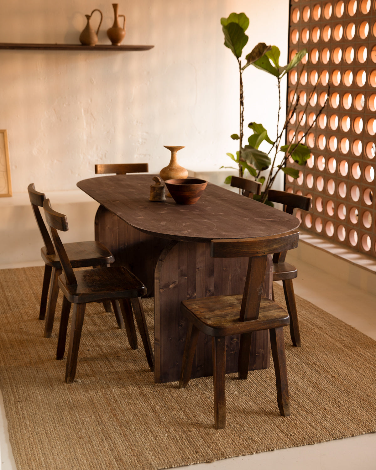 Mesa de comedor ovalada de madera maciza en tono nogal de 180cm - DECOWOOD